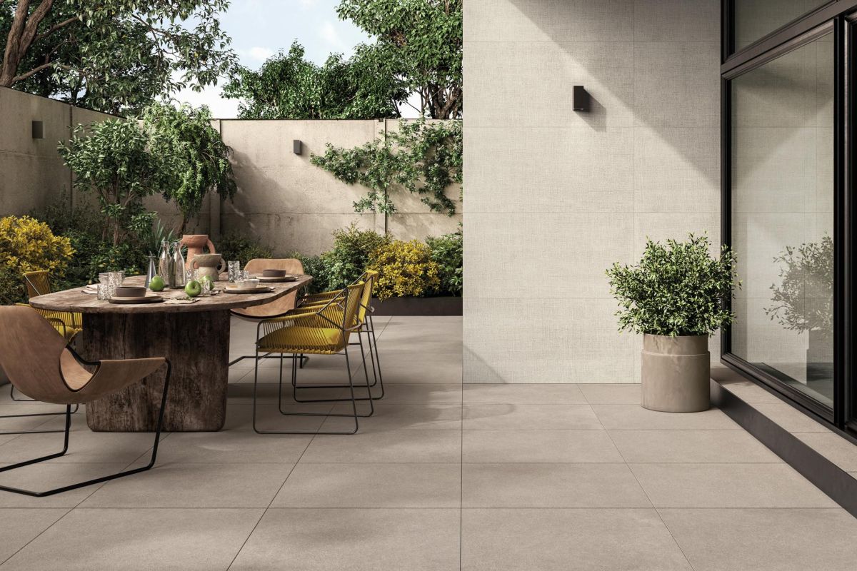Terras met grote betonlook keramische buitentegels