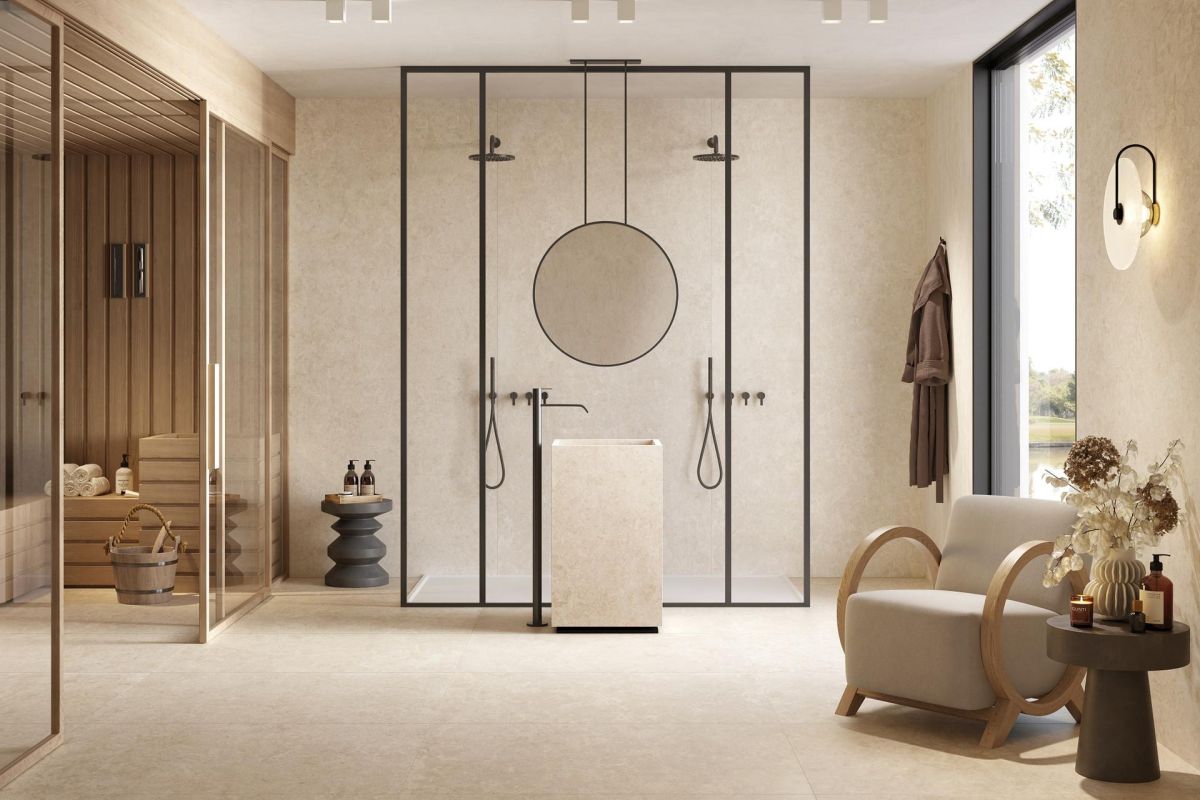 Badkamer met beige keramische wand- en vloertegels