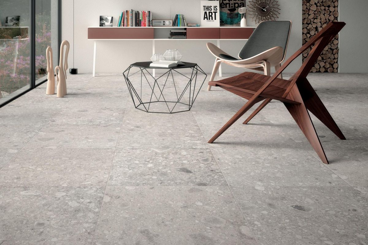 Woonkamer met grijze keramische natuursteenlook tegels