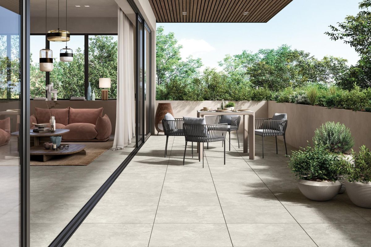 Modern terras met grote keramische buitentegels