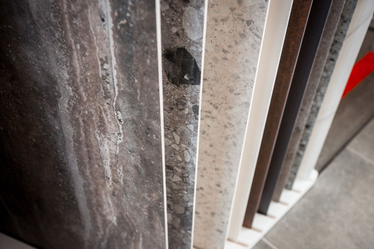Platen natuursteen in verschillende kleuren voor een natuursteen trap