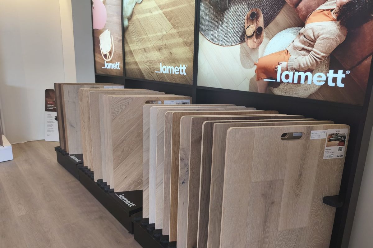 Stalen van parket en vinyl in de toonzaal van Kwanten