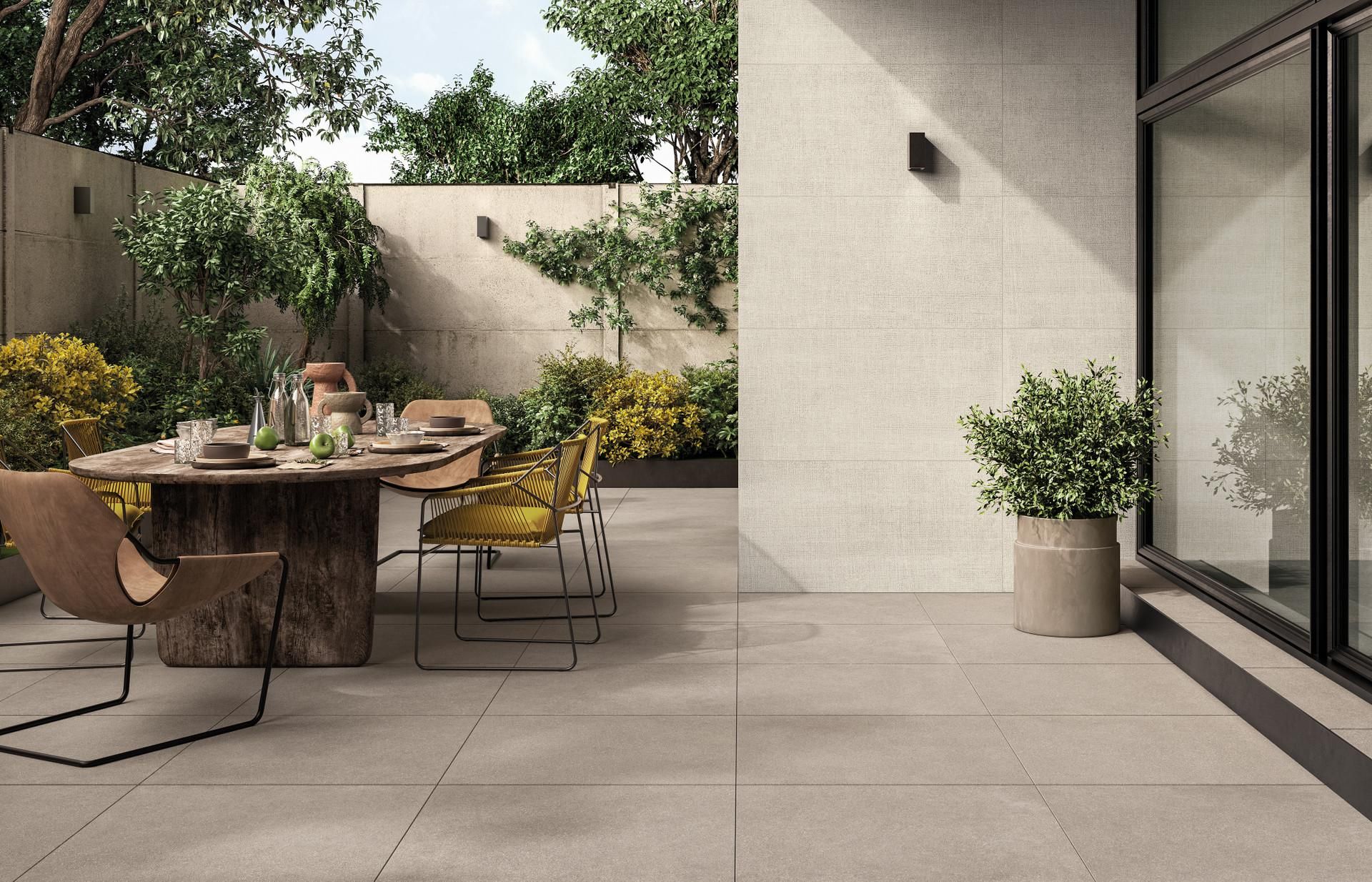 Modern terras met grote betonlook keramische buitentegels
