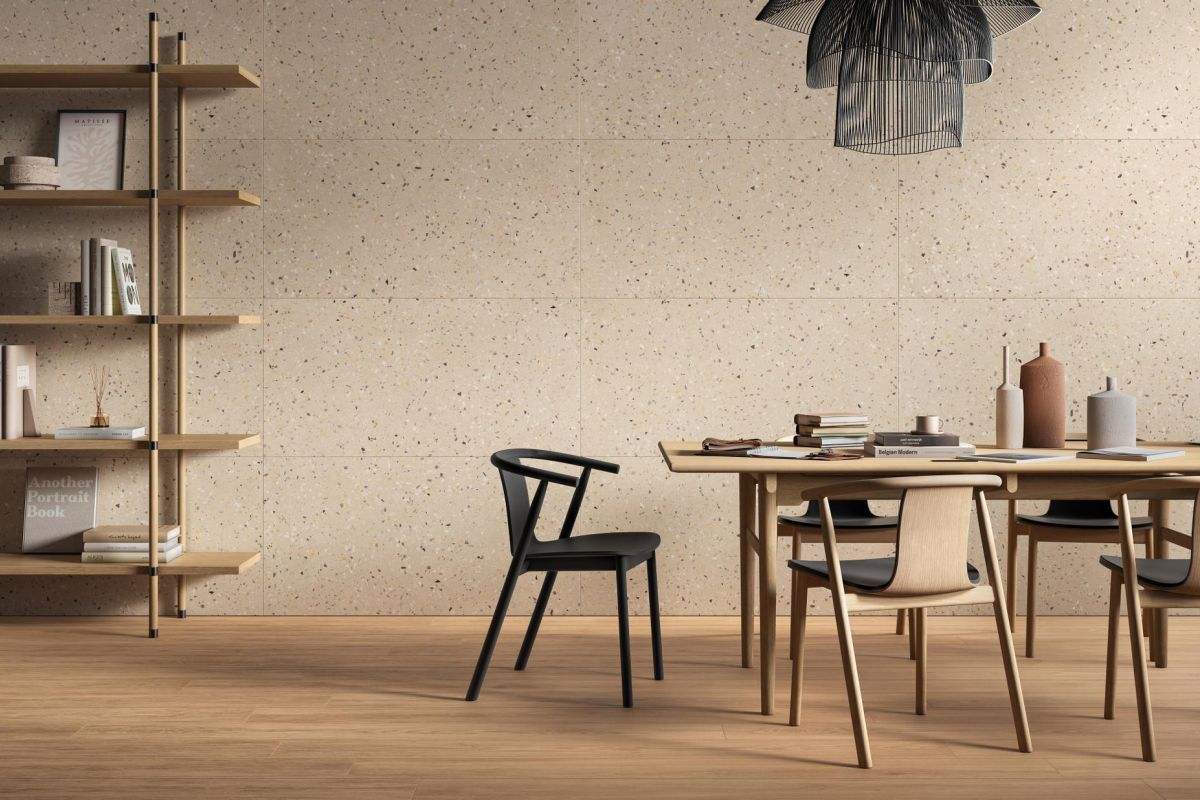 Eetkamer met parket en wandtegels