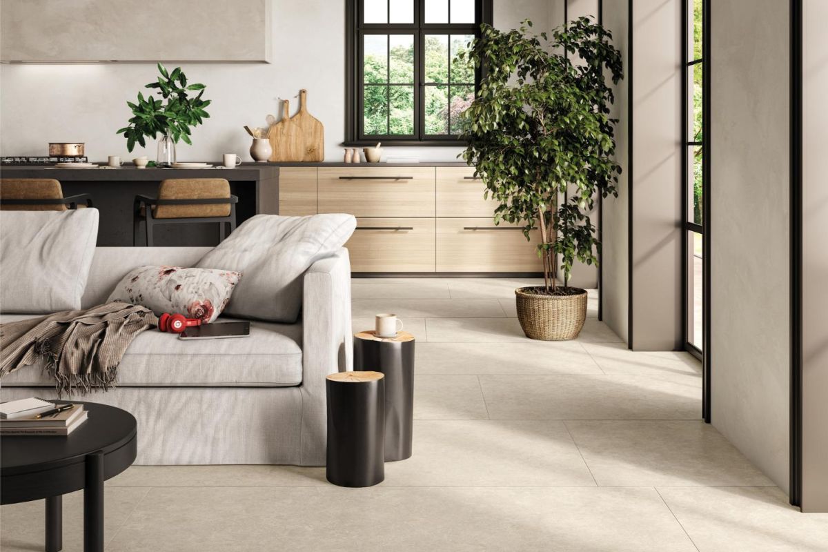 Woonkamer en keuken met grote keramische tegels als inspiratie voor je woning in Lommel
