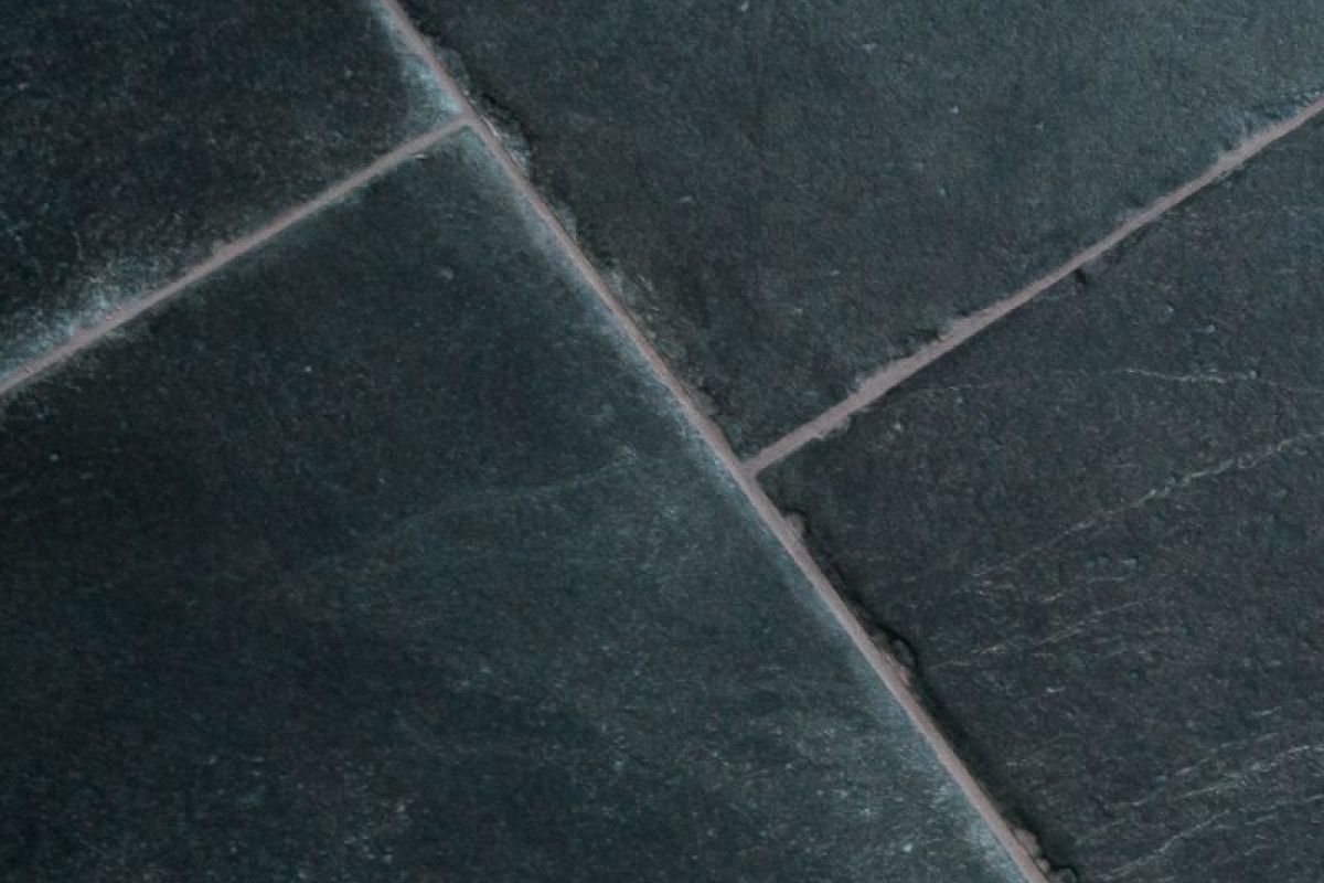Close-up van donkere stenen tegels met natuurlijke structuur