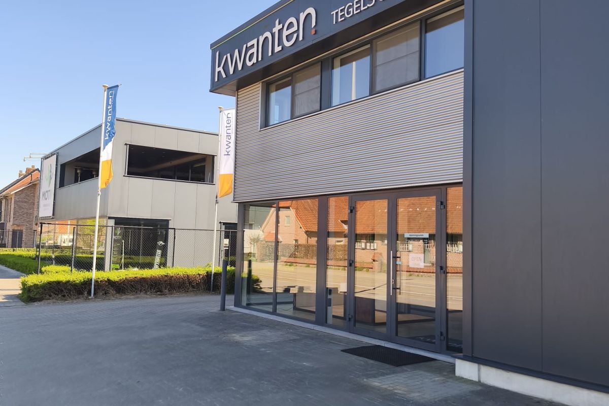 Ingang van de toonzaal van Tegelhandel Kwanten in Pelt