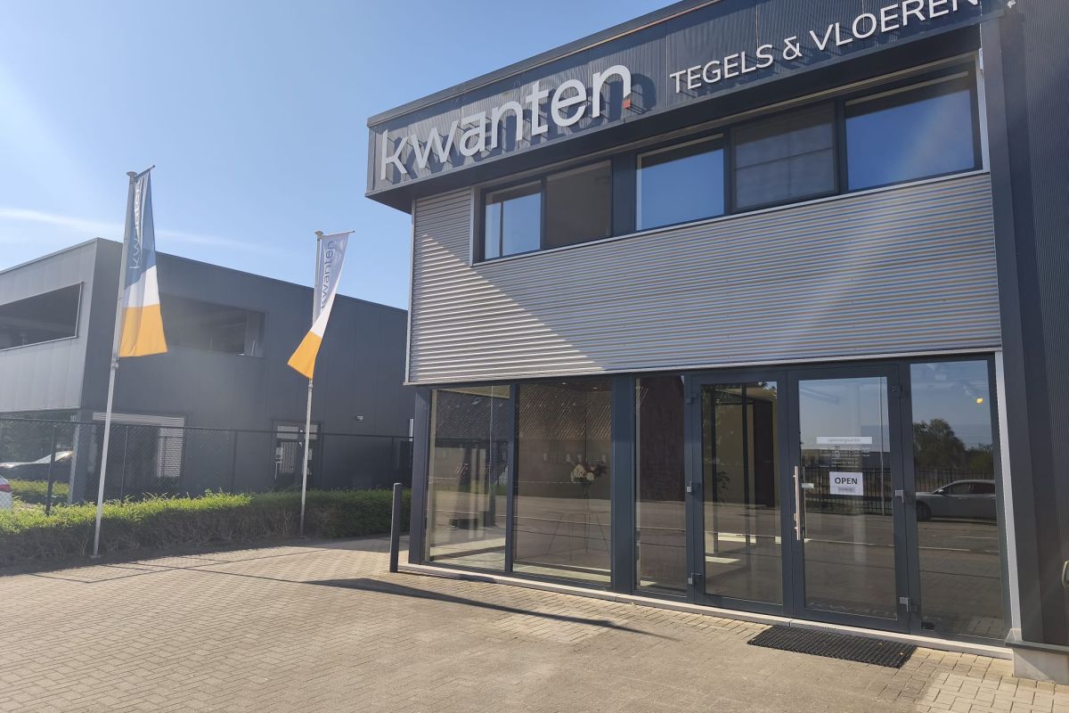 Gevel van Tegelhandel Kwanten aan de Astridlaan 249 in Pelt