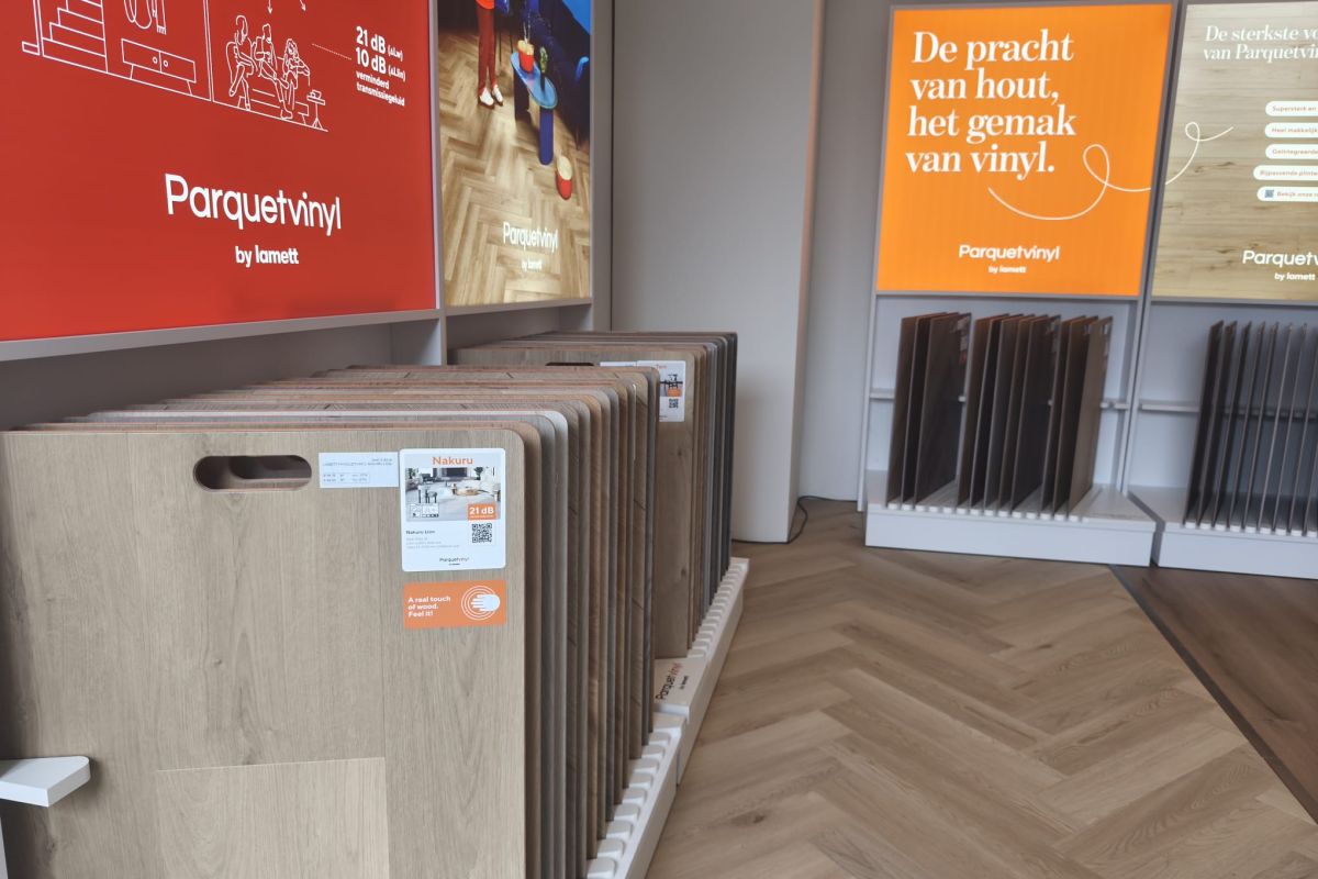 Tegels bekijken in de toonzaal van Kwanten in Pelt, vlak bij Bocholt
