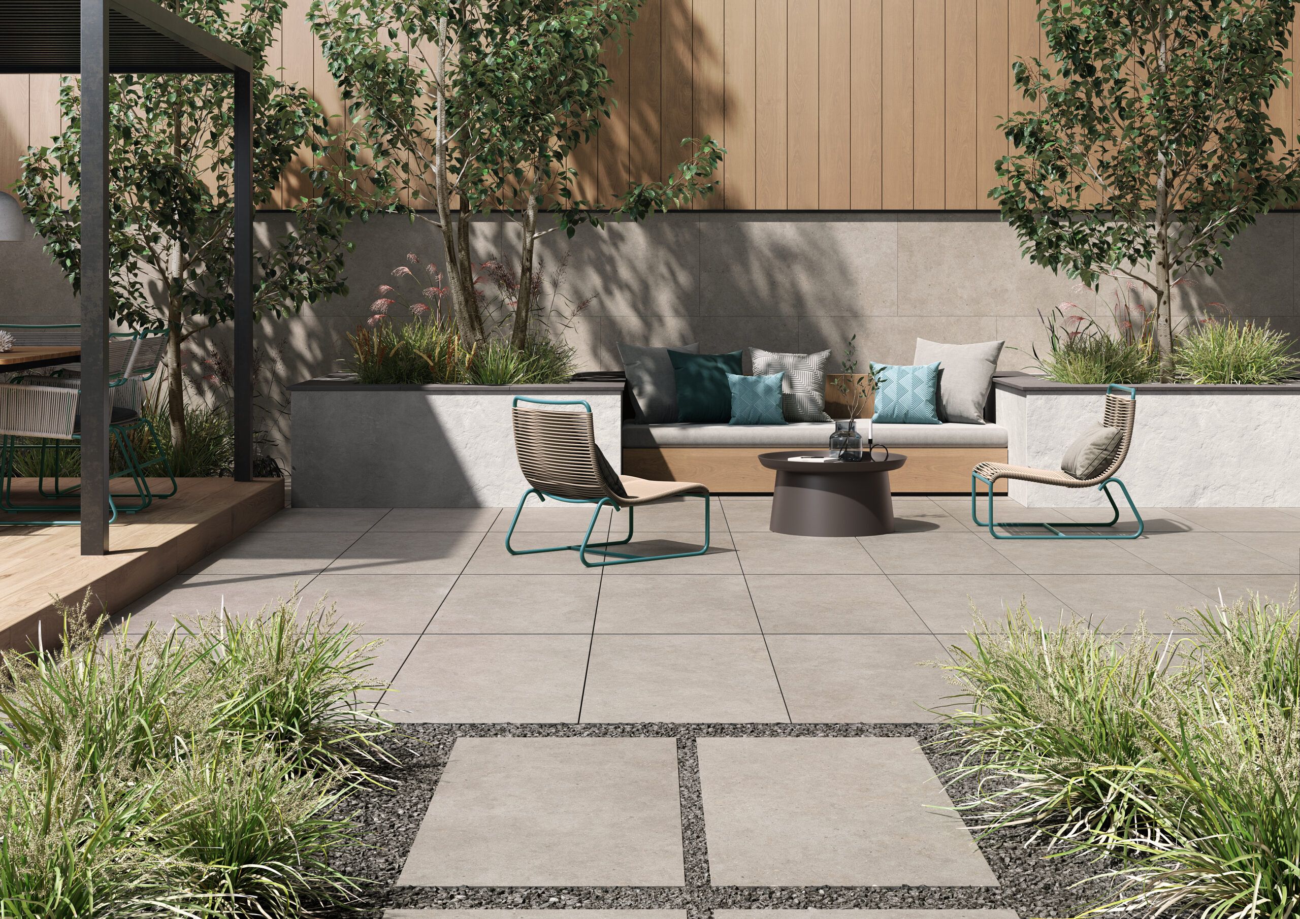 Strak buitenterras met keramische tegels en loungehoek in moderne tuin.