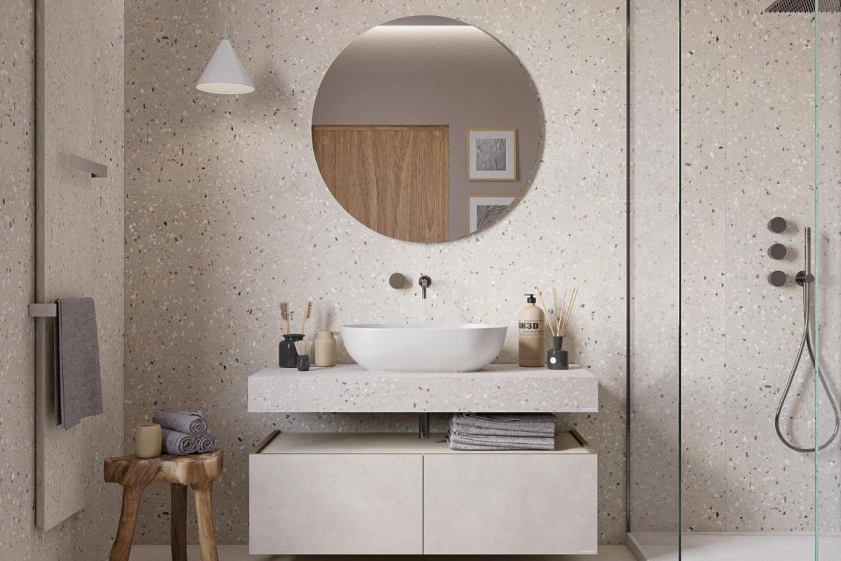 Badkamer met betonlook wand- en vloertegels